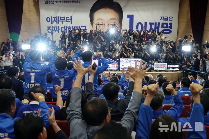 [서울=뉴시스] 조성우 기자 =이재명 더불어민주당 대선후보의 선거상황실이 차려진 국회의원회관 대회의실에서 출구조사 결과가 이 후보의 우위로 나타나자 당직자들이 환호하고 있다. (공동취재) 2025.06.03. photo@newsis.com