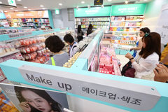 "알뜰한 여자 많다" 다이소 화장품 매대…새 '번따 성지' 논란