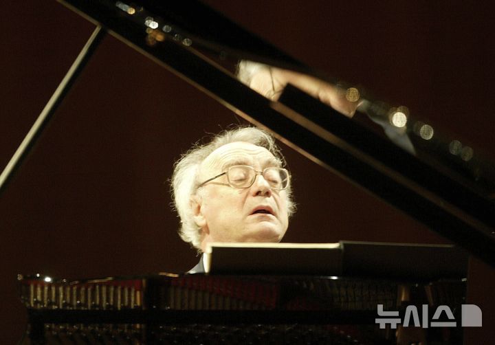 '음악가들의 음악가' 알프레드 브렌델 별세…조성진 '음악가들의 음악가' 알프레드 브렌델 별세…조성진