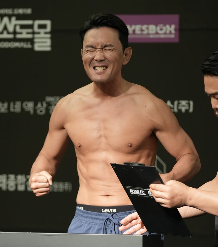 윤형빈, '200만 유튜버' 밴쯔와 대결 위해 11㎏ 감량… 윤형빈, '200만 유튜버' 밴쯔와 대결 위해 11㎏ 감량…
