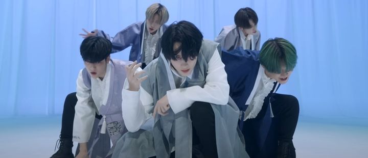 투모로우바이투게더, 현실판 '사자보이즈'네