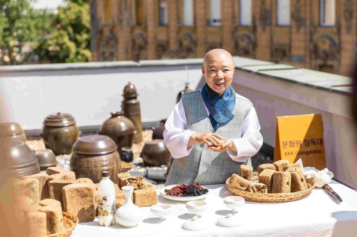 헝가리에 '사찰음식 대가' 정관스님 떴다…장 담그기 시연