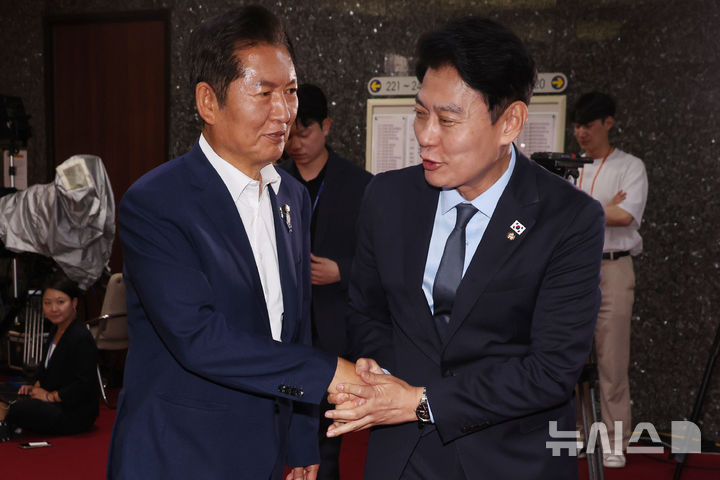 정청래 "신천지 의혹 덮는 자가 범인"…한민수 "김민석, '신천지 연합' 근거 안 내놔"