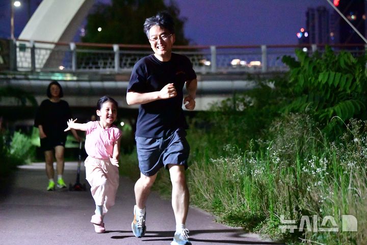 퇴근 빨라진 아빠들…맞벌이 가사·돌봄 격차 77분 줄었다