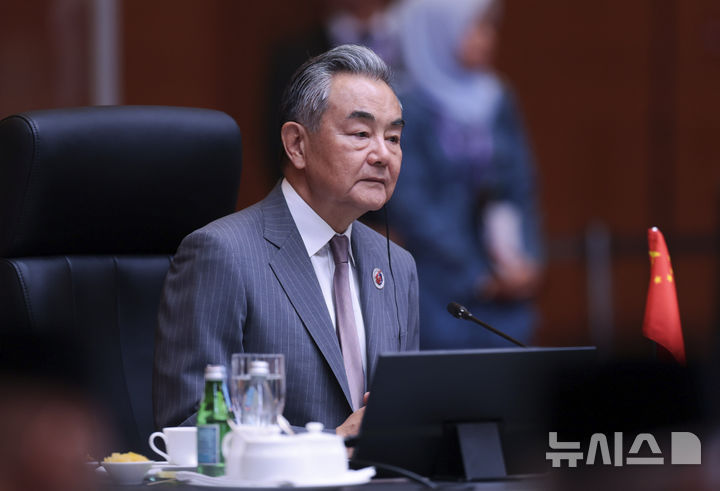 中 왕이 "日 '대만 발언' 레드라인 넘었다"…'즉각 시정' 촉구