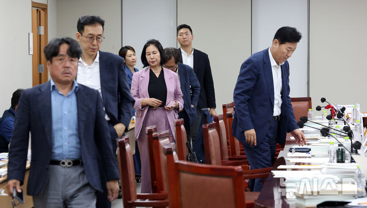 최저임금위 퇴장한 민주노총…