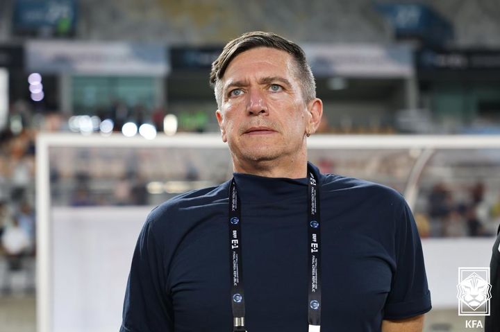 일본 여자축구 감독 경질과 두산 베어스의 타격 부진, 남북 여자축구 대결 기대