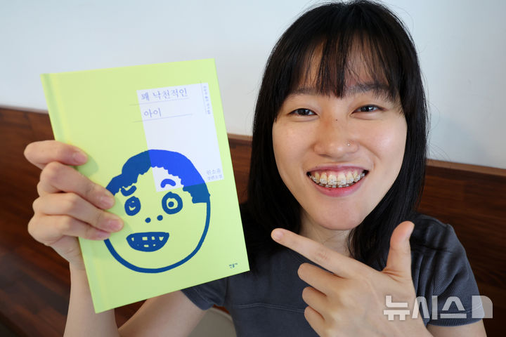 '작가'된 스탠드업 코미디언 원소윤 "책은 무엇과도 비교할 수 없는 도파민" [문화人터뷰]