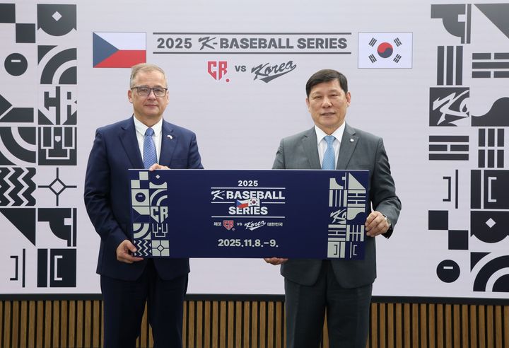 K-베이스볼 시리즈 첫 경기 앞둔 한국 야구팀과 송성문의 MLB 도전
