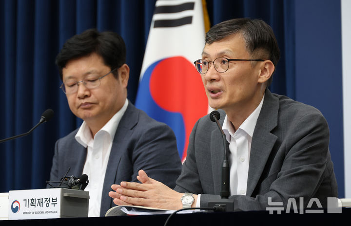 세제실장 "경기둔화·감세로 세입기반 약화…재원확보 경제강국 도약"[일문일답]