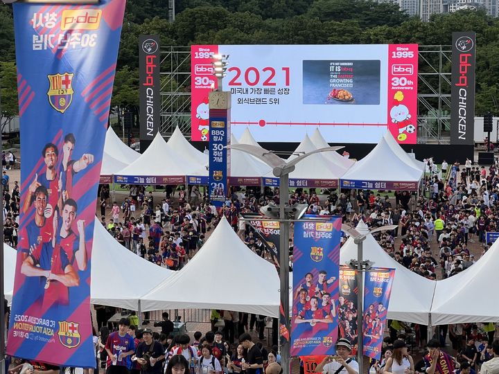 [현장] 세계 최고 명문구단과 30살 생일잔치 연 BBQ, 'K치킨 글로벌화' 선봉장으로