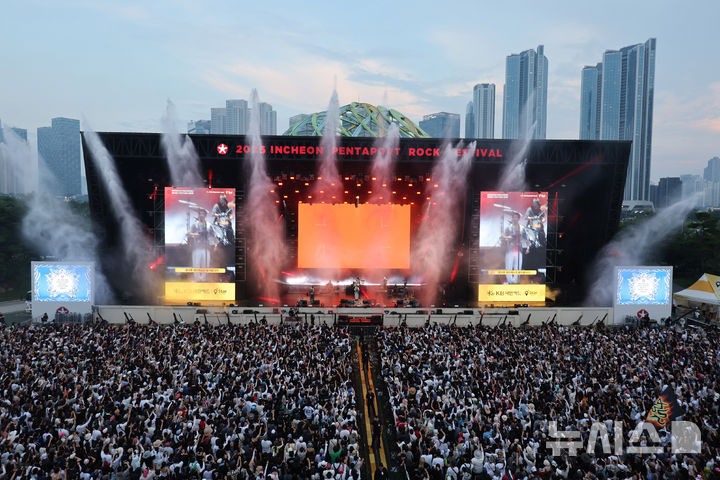20주년 맞은 인천펜타포트…폭염 날리는 '락의 향연' [뉴시스Pic]