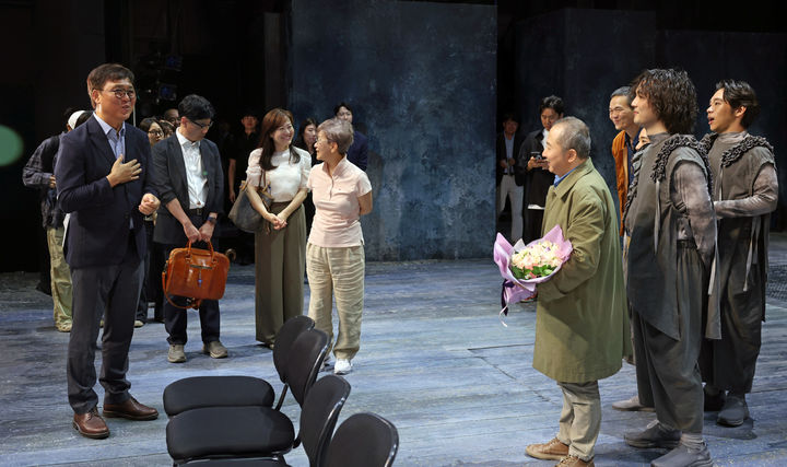 최휘영 장관, 국립극단 '삼매경' 출연진 격려…