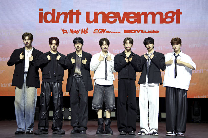 아이덴티티 첫 유닛 유네버멧 