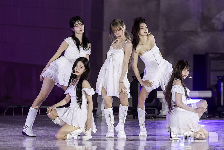 흥례문 광장에 선 프로미스나인