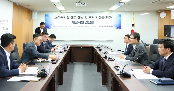 국세청, 영세 자영업자 국세 신용카드 납부 수수료 확 낮춘다(종합)