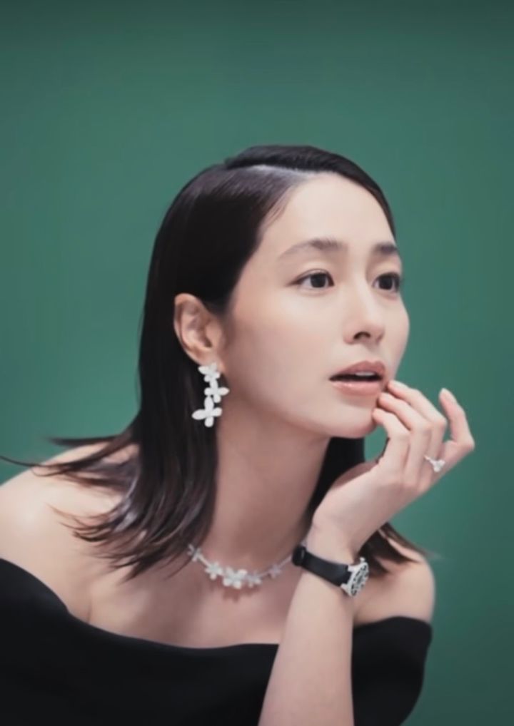 이민정 날렵한 옆태 깜짝…매혹적 자태로 시선 강탈