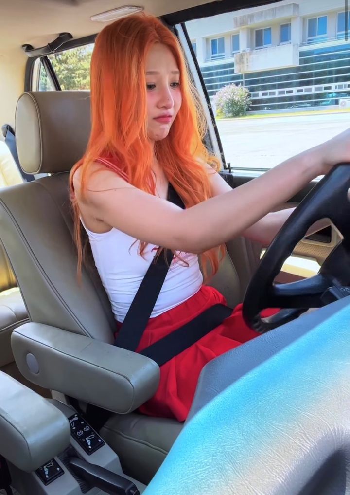 조이 운전대 이리저리 돌리더니 '활짝'…금발 미모 자랑