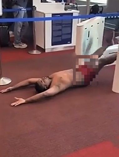 "속옷 벗고 중얼중얼"…美공항서 알몸 난동 소동