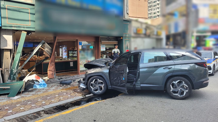 부산서 SUV 상가 돌진, 매장 입구 '쾅'…운전자 경상