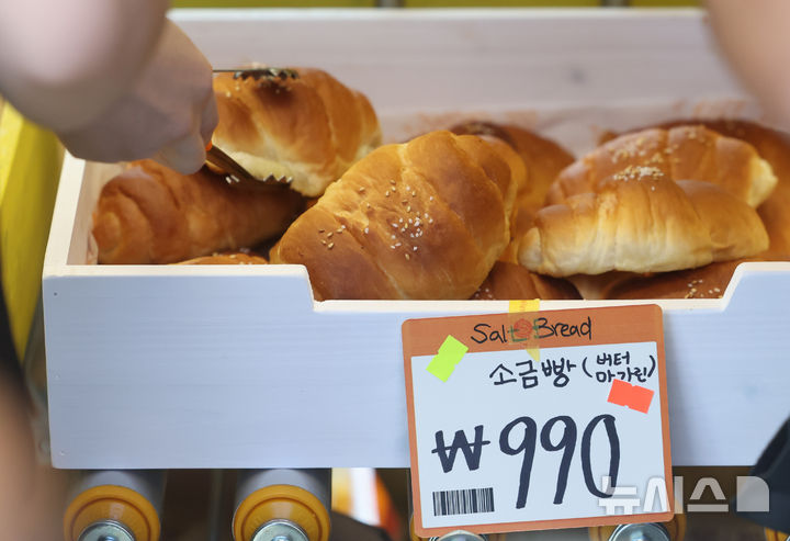 '990원 소금빵' 논란에 슈카 빵집, 결국 운영 중단