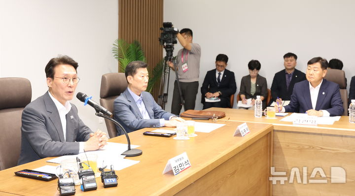 김 총리 "새만금 사업, 국가 균형발전 선도 사례 만들어나가야"(종합)