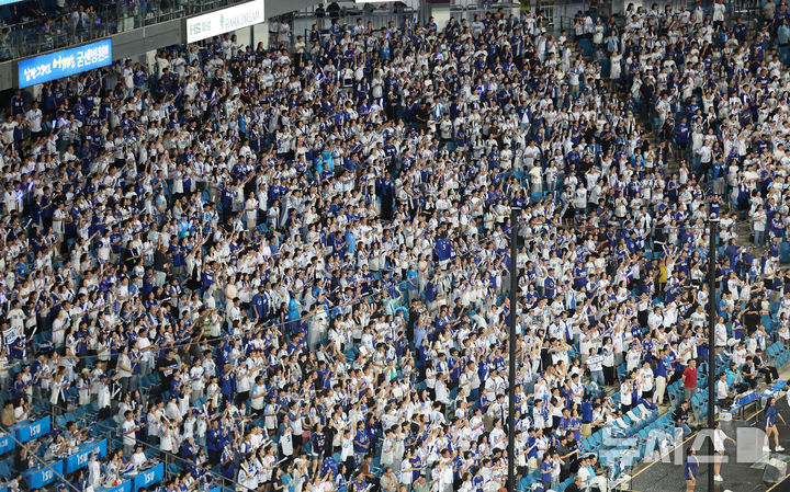 [오늘의 뉴스종합] KBO 포스트시즌 매진 행진, 전국체전 하키와 축구 우승, 쇼트트랙 코치 논란 지속, 테니스 스타 내한 소식, 골프 대회 기대감 고조
