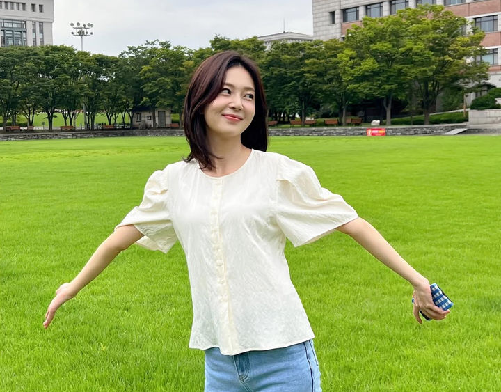 백진희 잔디밭서 청초 매력 발산…물오른 미모 백진희 잔디밭서 청초 매력 발산…물오른 미모