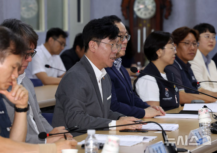 다시 양대노총 찾은 노동장관…노동계와 정기적 만남에 '긍정'(종합) 다시 양대노총 찾은 노동장관…노동계와 정기적 만남에 '긍정'(종합)
