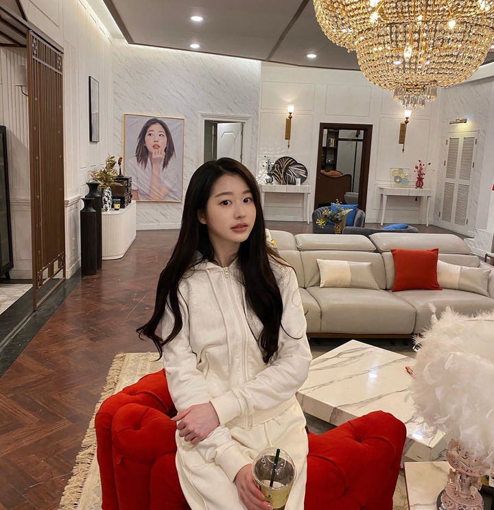 장다아 하얀 트레이닝복 찰떡 소화…자기 화보랑 찰칵