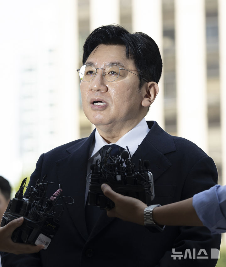 \'부정거래 의혹\' 방시혁, 경찰 출석
