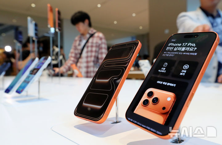 아이폰 화면 더 넓히는 애플…’베젤’ 이어 ‘다이내믹 아일랜드’도 줄인다