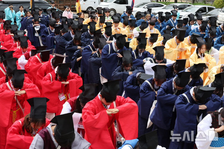 임금께 상소문 올리는 2025 유소문화축제 '고하노라' [뉴시스Pic]