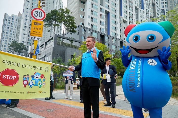 초등생 교통지도원으로 변신한 벤츠코리아 대표…왜? – 탐정사무소 인천탐정사무소 서울탐정사무소