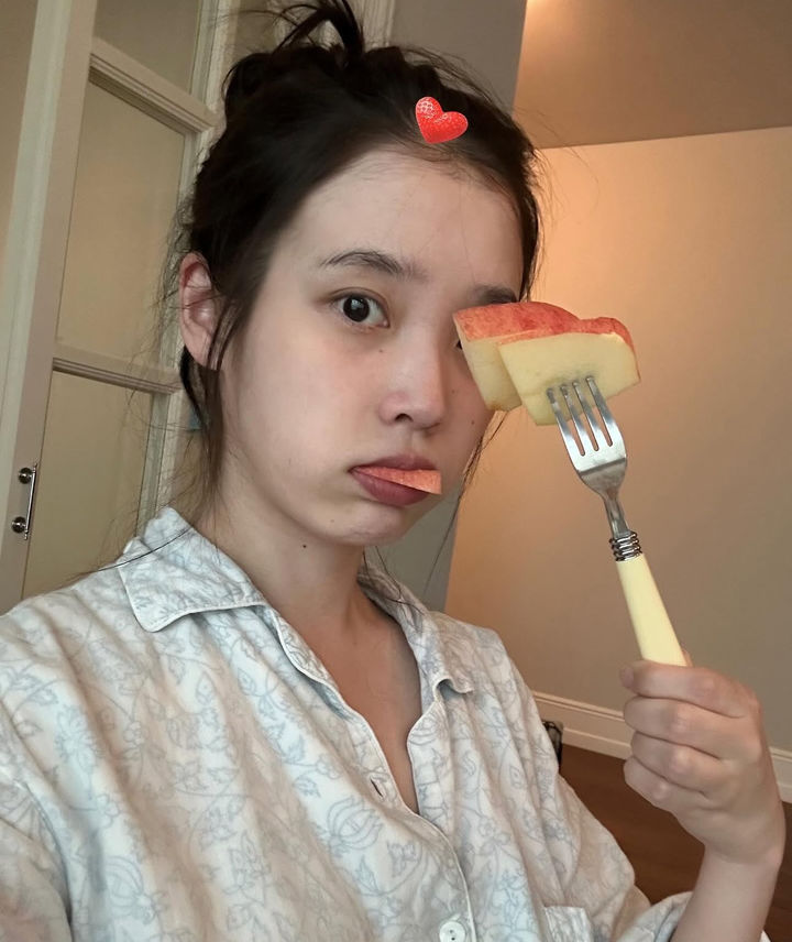 아이유 사과 먹다 찰칵…민낯에도 완벽 미모