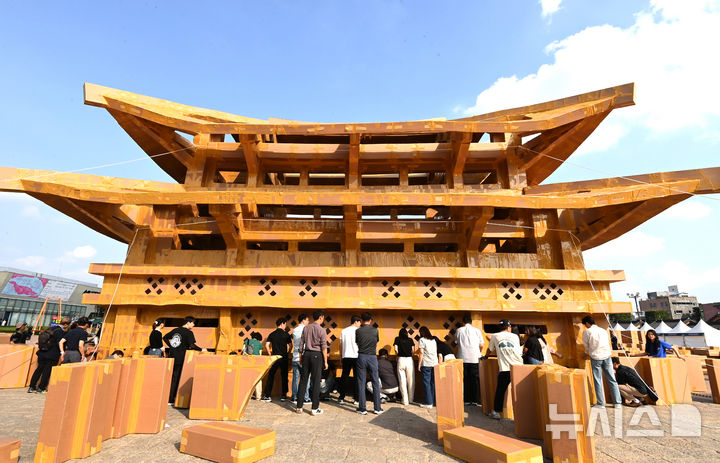 종이 박스로 재탄생한 수원화성 팔달문 [뉴시스Pic] – 탐정사무소 인천탐정사무소 서울탐정사무소