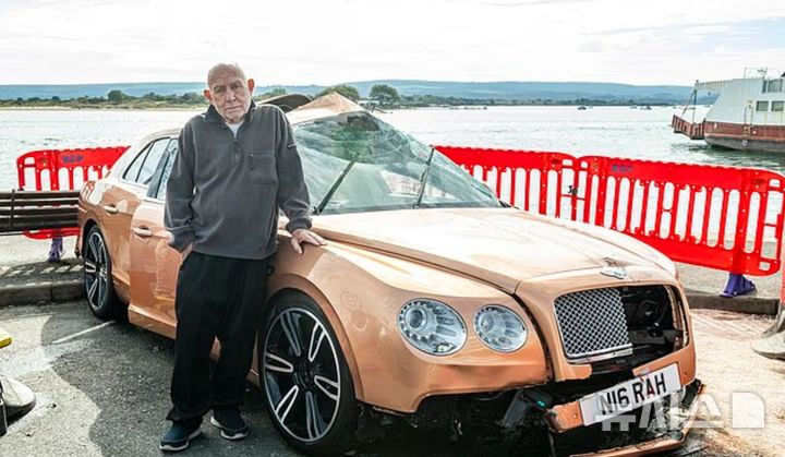 일몰 보려다 '벤틀리' 바다로 풍덩…운전자는 극적 구조(영상)