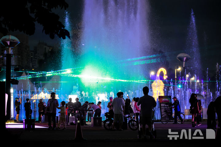 추석 연휴 '서울라이트 한강 빛섬축제'에서 오색찬란하게! [뉴시스Pic]