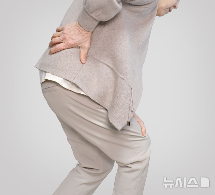 다리저리고 허리 통증…방치하면 보행장애 오는 '이 질환'