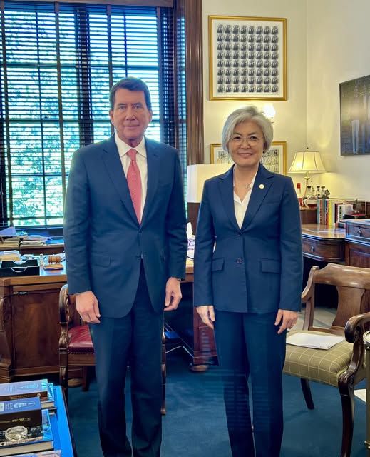 인천탐정사무소 서울탐정사무소 – 강경화, 트럼프 측근 공화당 상원의원 만나 한미협력 논의 