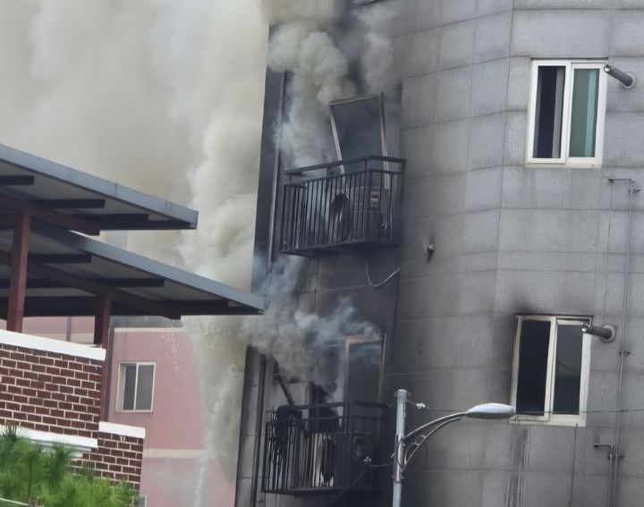 폰테크 달인 – 안성 빌라 필로티에 주차된 화물차에서 불…1명 중상  