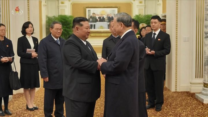 김정은, '주석 겸직' 또 럼 베트남 서기장에 축전 