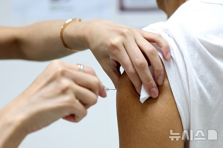 "콜록콜록" 곳곳서 기침…독감백신, 언제 맞아야 하나