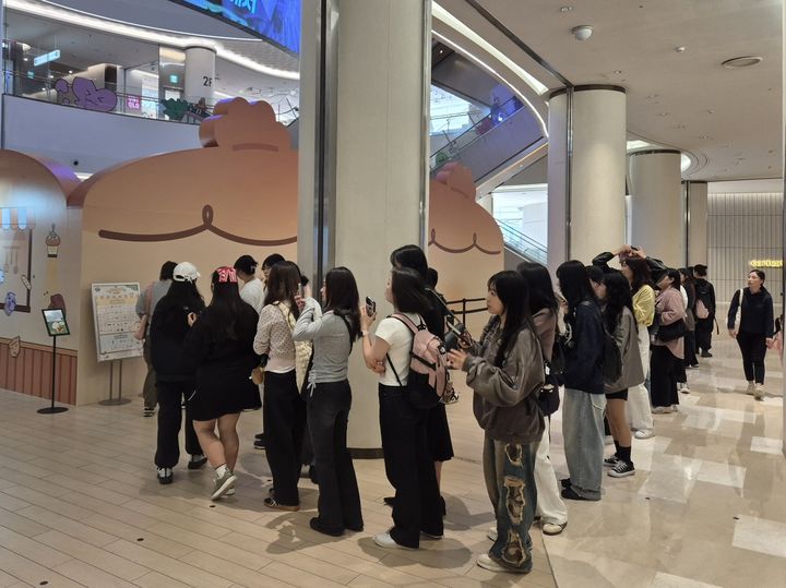 네이버웹툰 '마루는 강쥐' 팝업스토어 오픈…팬덤 열기 폭발