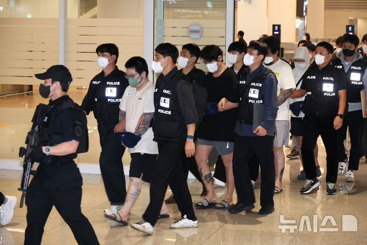 '캄보디아서 송환' 보이스피싱 조직원 45명, 최고 10년형