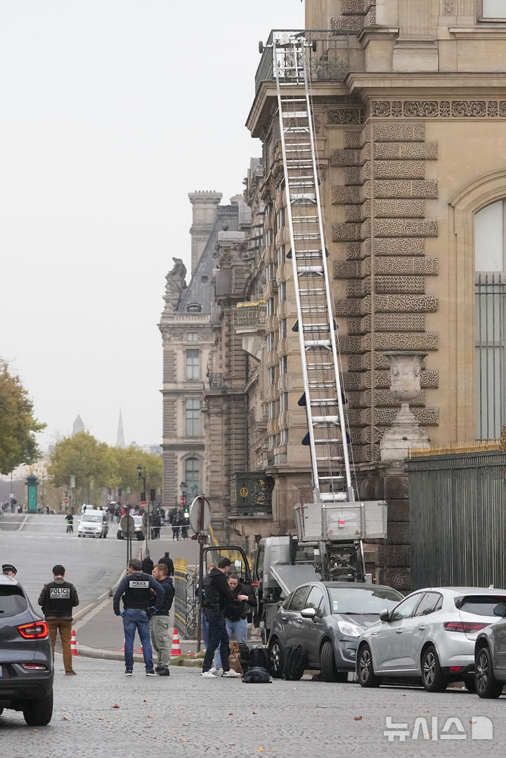 파리 검찰, "루브르 박물관 보석 강도단 4명 중 2명 붙잡혀" (종합)