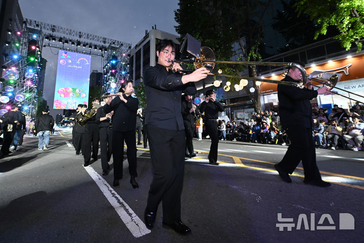 동심 가득 인형극, 퍼레이드 분위기 사로잡은 관현악까지