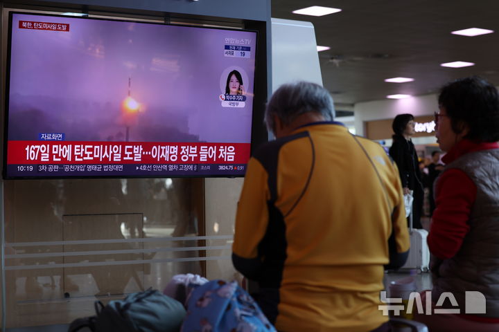 북, 탄도·순항미사일·방사포 발사…김정은 "강력한 포병무력 건설"
