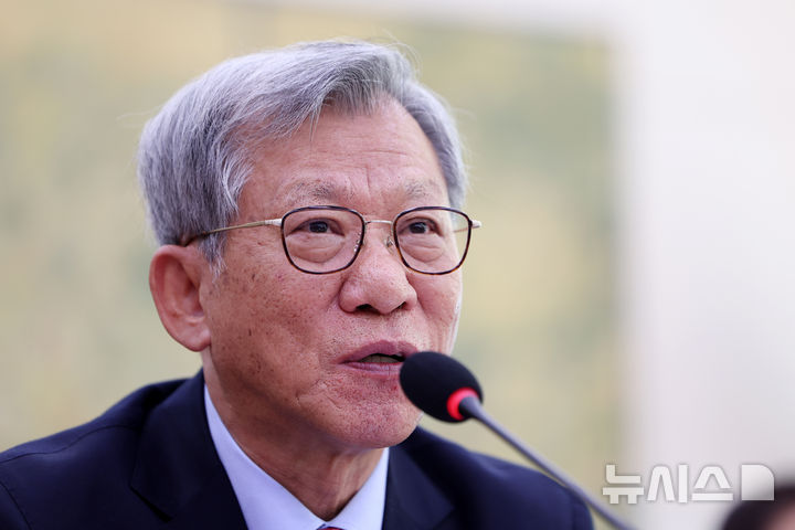 고개 숙인 유홍준 "제 불찰로 박물관 신뢰 무너져"