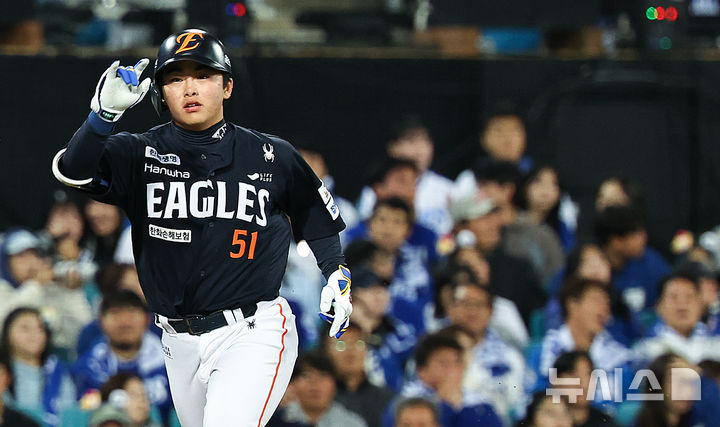 한화 살리는 ‘투타 영건’ 문동주·문현빈, 19년 만의 KS행 선봉에 서다[PO]  